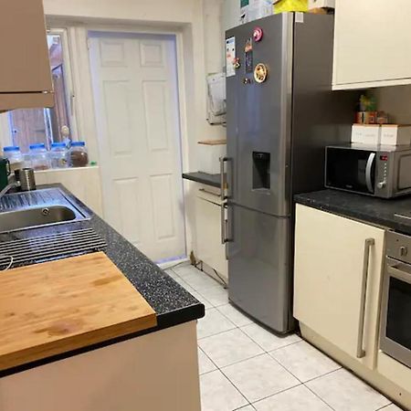 Specious Room In Northolt Northolt  エクステリア 写真