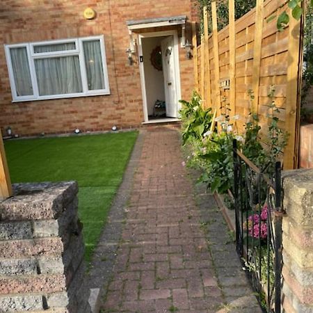 Specious Room In Northolt Northolt  エクステリア 写真