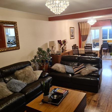 Specious Room In Northolt Northolt  エクステリア 写真