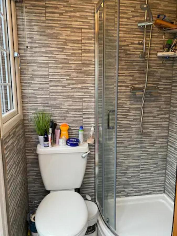 Specious Room In Northolt Northolt  エクステリア 写真