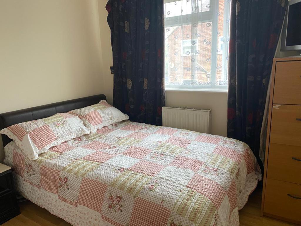 Specious Room In Northolt Northolt  エクステリア 写真