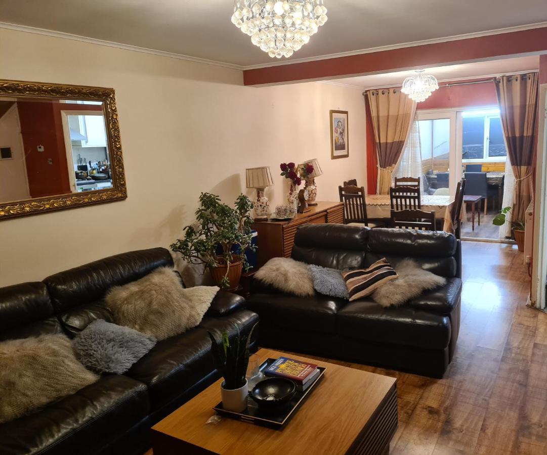 Specious Room In Northolt Northolt  エクステリア 写真